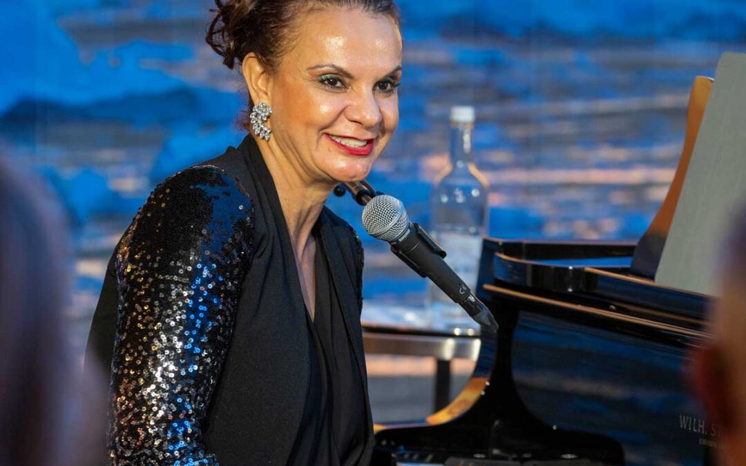 In 80 Takten um die Welt: Pianistin und Sängerin auf einem Kreuzfahrtschiff